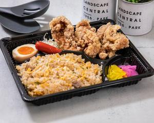 カリッと唐揚げチャーハン弁当 唐揚げ3個入 Fried chicken and fried rice bento