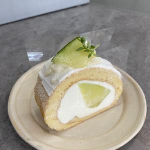 メロンのパリパリチョコがけロールケーキ