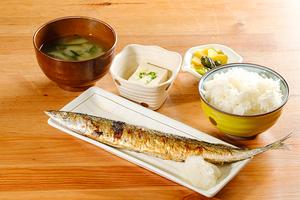 焼き秋刀魚定食