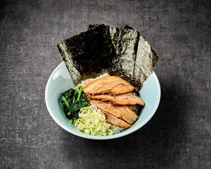 チャーシュー丼(チャーシュー3枚・薬味ネギ・ホウレン草・ノリ3枚)