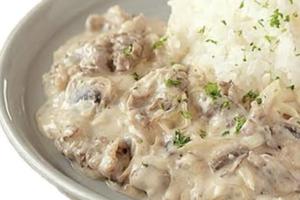 ビーフストロガノフとライス/BEEFSTROGANOFF WITH RICE