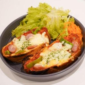 ピザトースト (サラダ付き)