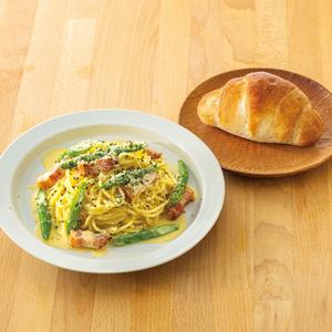104.名物バジルロール付！グリルベーコンとアスパラのクリームパスタ