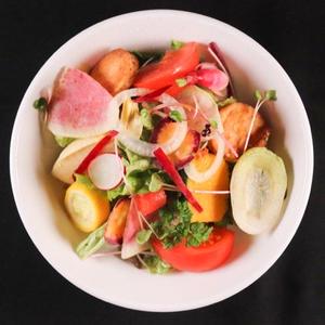 トラットリア クアルト 10品目の野菜たっぷりサラダ