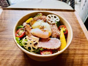 【温玉サラダボウル】鴨ロース赤ワイン煮丼