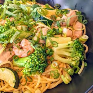 国産鶏もも肉と海老とズッキーニとブロッコリーのバター醤油仕立て