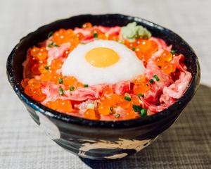4.炙り牛トロ山かけ月見いくら丼
