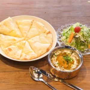Iセット ダルキチンカレー チーズナンかチョコレートナン サラダ付