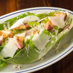シーザーサラダ、チーズクルトンとパルミジャーノ Caesar Salad with Cheese Croutons and Parmigiano