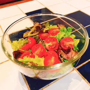 ベビーリーフとトマトのサラダ