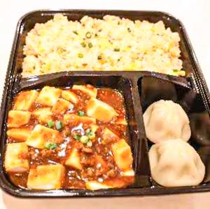 麻婆豆腐、炒飯、小籠包付きお弁当
