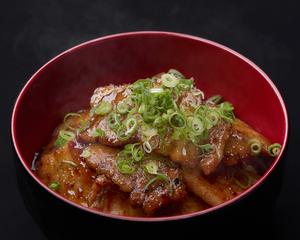 【小ネギのせ】豚丼(肉140g,ご飯200g,小ネギ)