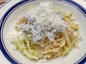 釜揚げしらすとパルメザンのせ 春キャベツと筍のアンチョビオイルスパゲッティ