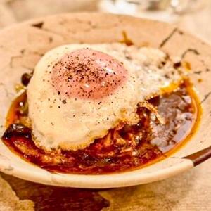 目玉焼きとチーズが乗った煮込みハンバーグ
