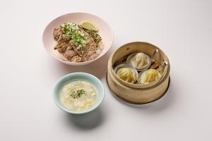 夜市の蒸し小籠包3個+炸鶏排飯