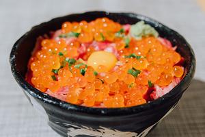 2.炙り牛トロいくら丼 いくら増し