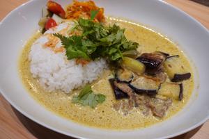 茄子と牛肉のグリーンカレー パクチートッピング+ライス大盛り