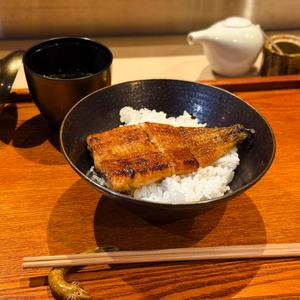 三重県産うなぎ「(小)鉄釜鰻丼」(うなぎ1/3尾・漬物・タレ・山椒付)