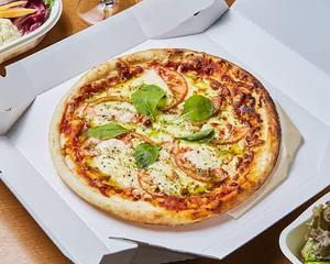 トマトとモッツァレラのPIZZA Tomato and Mozzarella Pizza