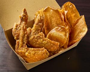 なるとキッチン 手羽先バスケット(さつまいもチップス)