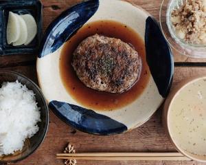 超熟ハンバーグ弁当 オニオンソース(ハンバーグ、ライス、漬物、日替わりサラダ 、日替わりスープセット)