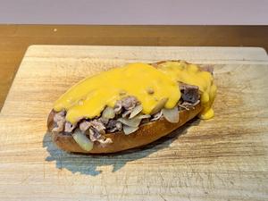 メガフィリーチーズステーキ(具材1.5倍) MEGA CHEESE STEAK (1.5x Portion) [No sides included]