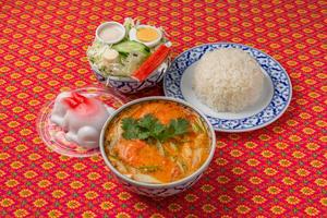 トムヤムスープセット(タイ米・野菜サラダ・デザート付き)