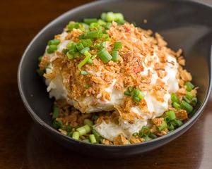 フライドオニオンのせポテサラ Potato Salad Topped with Fried Onion