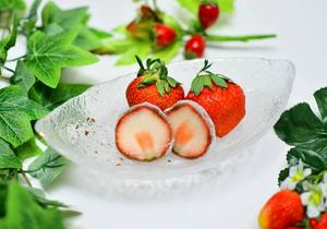 いちご大福(こしあん)Strawberry Daifuku (Koshian)