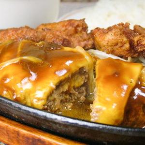 とろ～りチーズの100%Beef手ごねハンバーグステーキ＆特製唐揚げ2ピース ライス付き