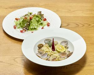 白ワインとフレッシュバジル香る風味豊かなあさりのボンゴレビアンコ生パスタ+サラダ付