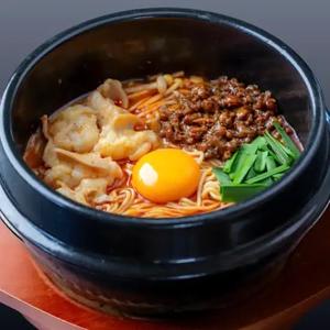 和牛ホルモン旨辛麺