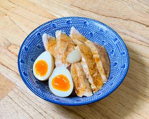 しっとり鶏チャーシュー丼(鶏チャーシュー6枚、味玉1個、にんにく)