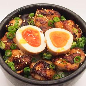 肉めし 熟成鶏 サラダセット Grilled chicken and half boiled egg bowl Salad set