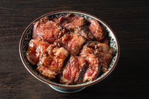 萬牛合盛り丼/ つぼ漬け、自家製辛子にんにく付