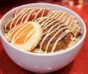 【アホが大好き】マヨネーズハンバーグウインナーチャーシューエッグ丼