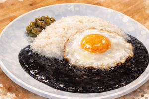 半熟目玉焼き黒カレー