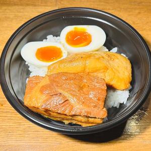 豚の角煮丼(ご飯大盛り、大サイズ=角煮2本分)