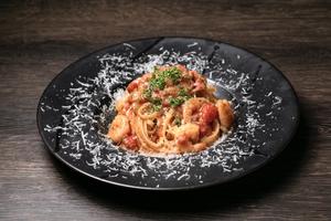 ぷりぷり海老のトマトクリームパスタ