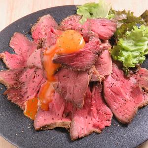 贅沢肉盛り半熟卵の熟成ローストビーフ丼