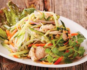 【サイド人気No.1】青パパイヤと蒸し鶏のサラダ Green Papaya and Steamed Chicken Salad