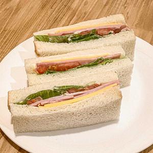 チェダーチーズとロースハムのサンドイッチ(ハーフサイズ)