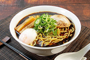 温玉入り富山ブラックラーメン
