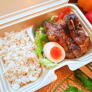 こだわり鶏出汁玄米とジューシーな鶏もも肉【ブラックスパイシーver】のカオマンガイセット