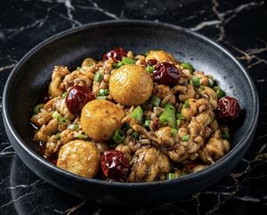 鉄鍋で作るスパイシーなカエル料理