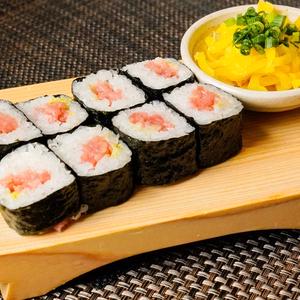 とろたく巻き Minced Tuna and Pickled Radish Roll