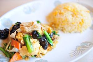 木クラゲ、豚肉、野菜と玉子炒め+五目炒飯プレート