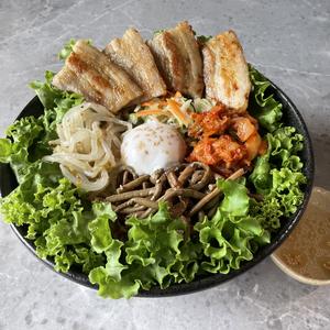ナムル5種と旨塩サムギョプサルビビンバ 5 kinds of namul and samgyeopsal bibimbap with salt sauce