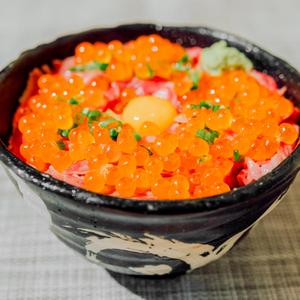 2.炙り牛とろいくら丼 いくら増し