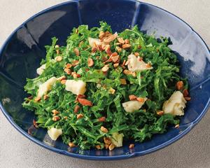 カーリーケールとカマンベールのナッツサラダ Curly Kale Salad with Camembert & Nuts